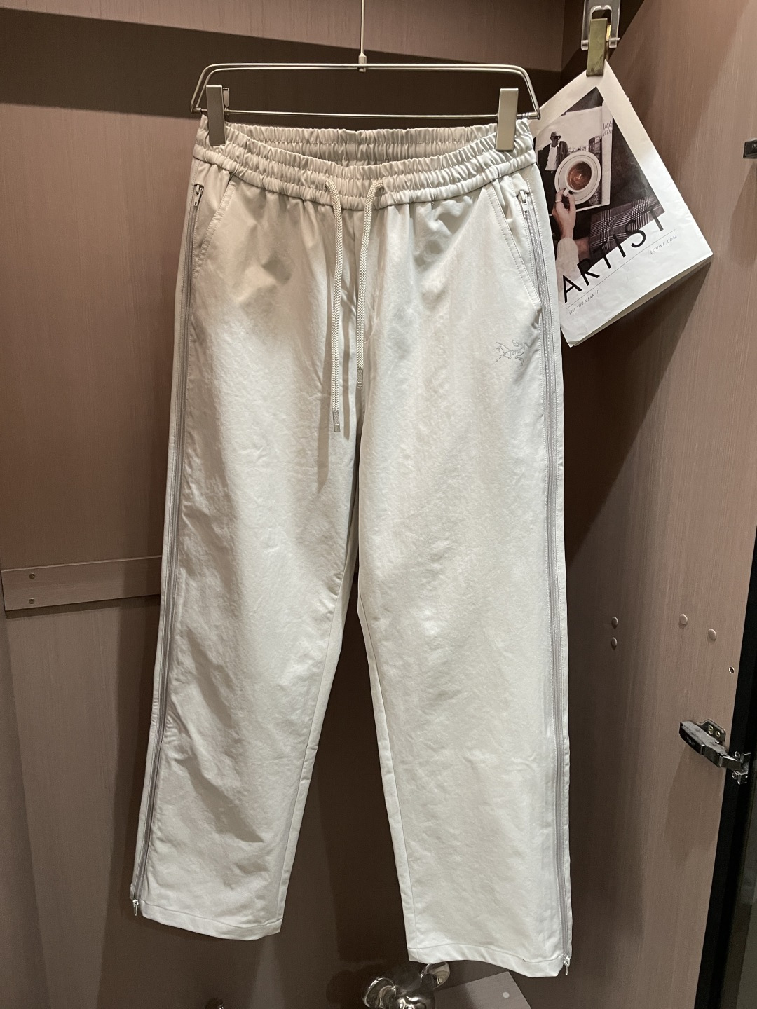 始祖鸟 2026春夏 最新款休闲裤，订制面料 柔软排汗，舒适度极高。上身非常舒爽，原版辅料细节。上身运动