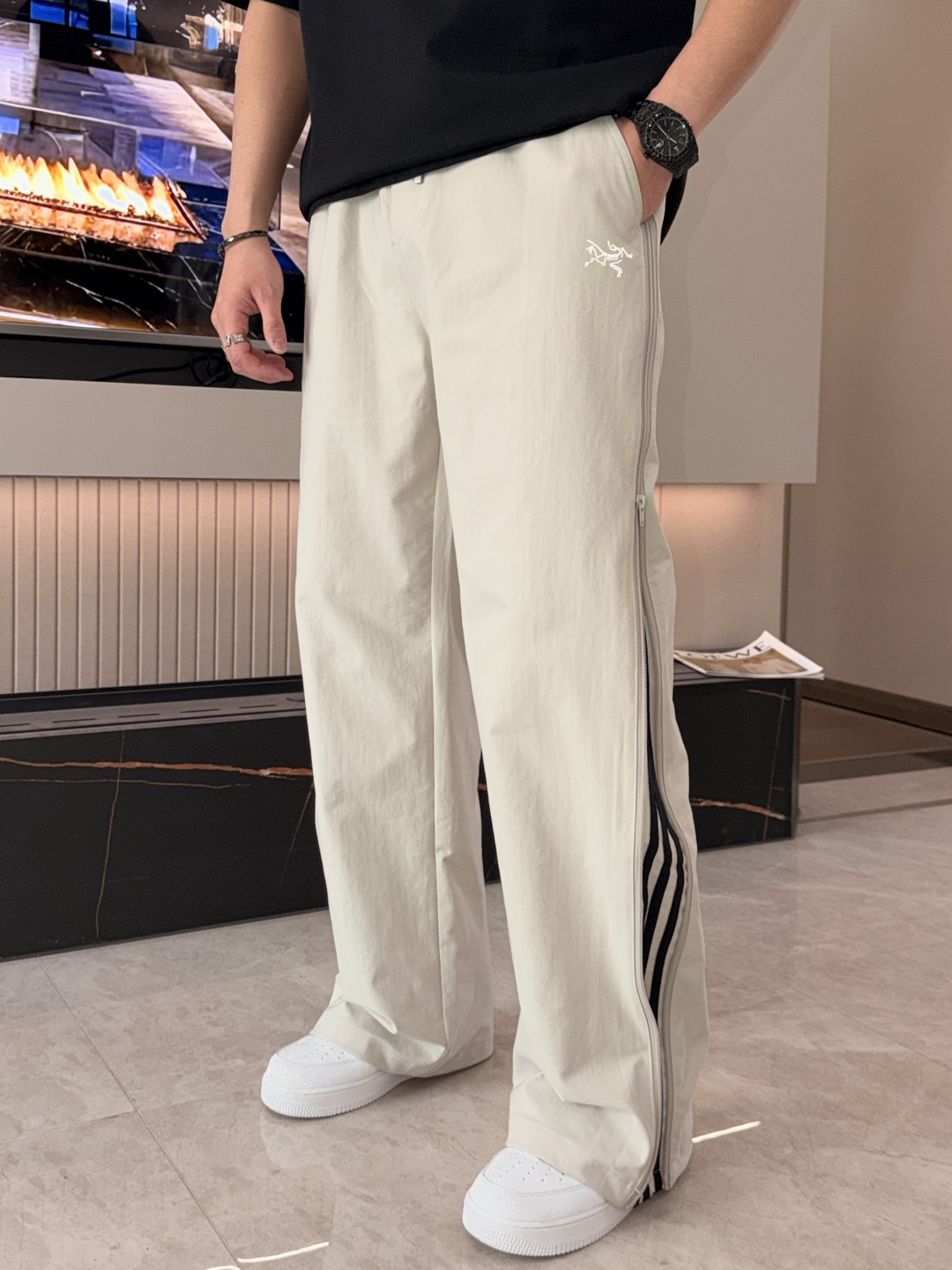 始祖鸟 2026春夏 最新款休闲裤，订制面料 柔软排汗，舒适度极高。上身非常舒爽，原版辅料细节。上身运动