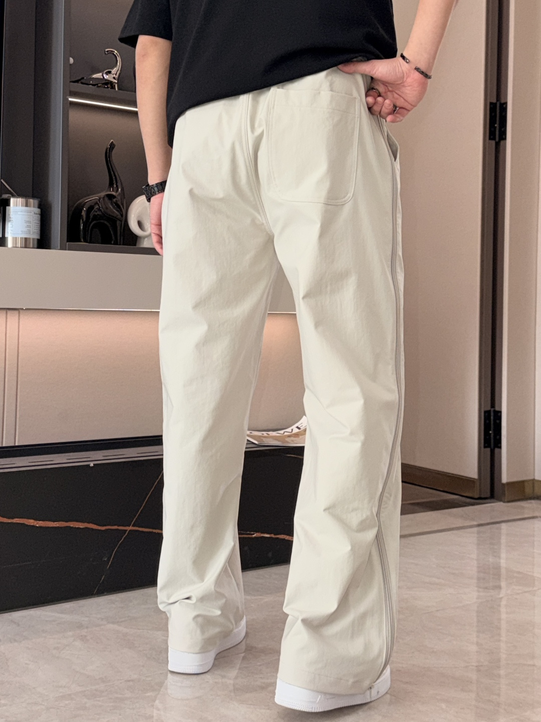 始祖鸟 2026春夏 最新款休闲裤，订制面料 柔软排汗，舒适度极高。上身非常舒爽，原版辅料细节。上身运动