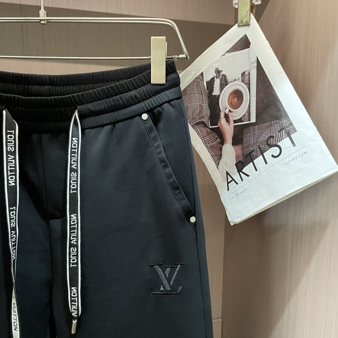 Lv  2026最新系列男士休闲裤！采用客供弹力柔棉材质，柔软细腻，手感绝佳！品牌格调一览无余！极简主义