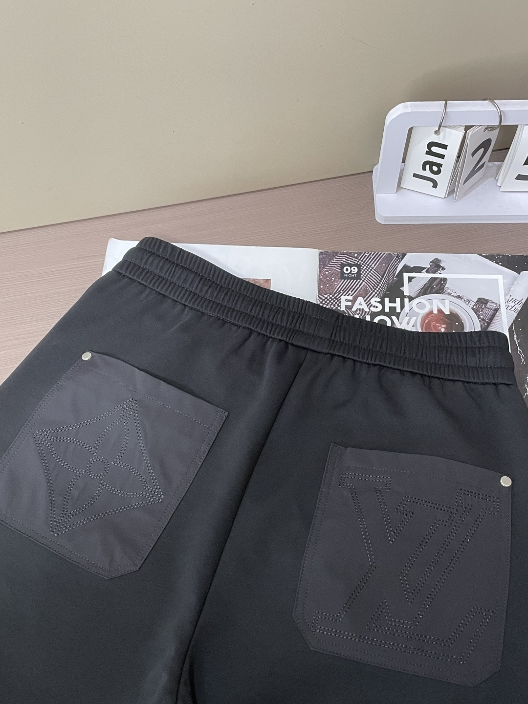 Lv  2026最新系列男士休闲裤！采用客供弹力柔棉材质，柔软细腻，手感绝佳！品牌格调一览无余！极简主义
