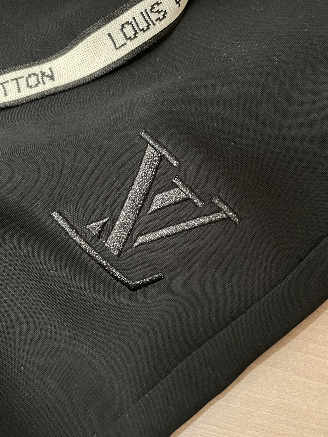 Lv  2026最新系列男士休闲裤！采用客供弹力柔棉材质，柔软细腻，手感绝佳！品牌格调一览无余！极简主义