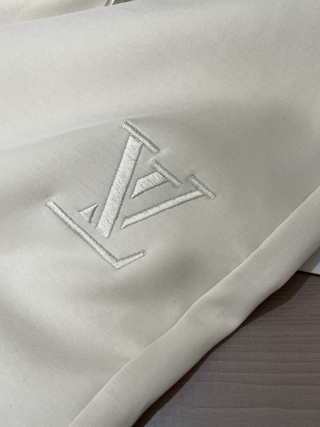 Lv  2026最新系列男士休闲裤！采用客供弹力柔棉材质，柔软细腻，手感绝佳！品牌格调一览无余！极简主义
