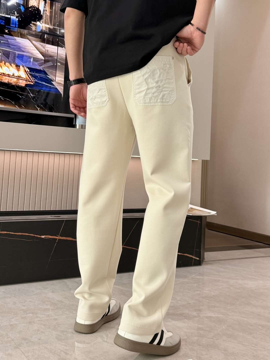 Lv  2026最新系列男士休闲裤！采用客供弹力柔棉材质，柔软细腻，手感绝佳！品牌格调一览无余！极简主义