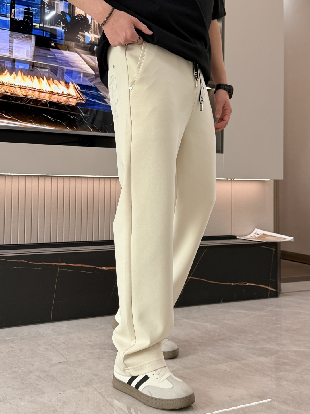 Lv  2026最新系列男士休闲裤！采用客供弹力柔棉材质，柔软细腻，手感绝佳！品牌格调一览无余！极简主义