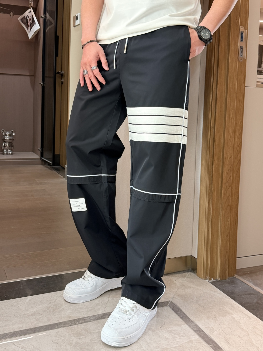 TB 2026最新系列男士休闲裤！采用客供弹力柔棉材质，柔软细腻，手感绝佳！品牌格调一览无余！极简主义设