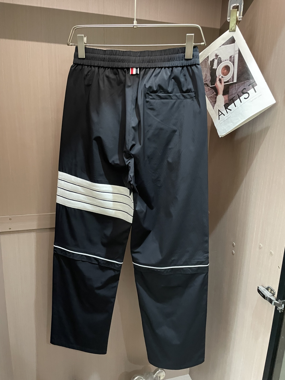 TB 2026最新系列男士休闲裤！采用客供弹力柔棉材质，柔软细腻，手感绝佳！品牌格调一览无余！极简主义设