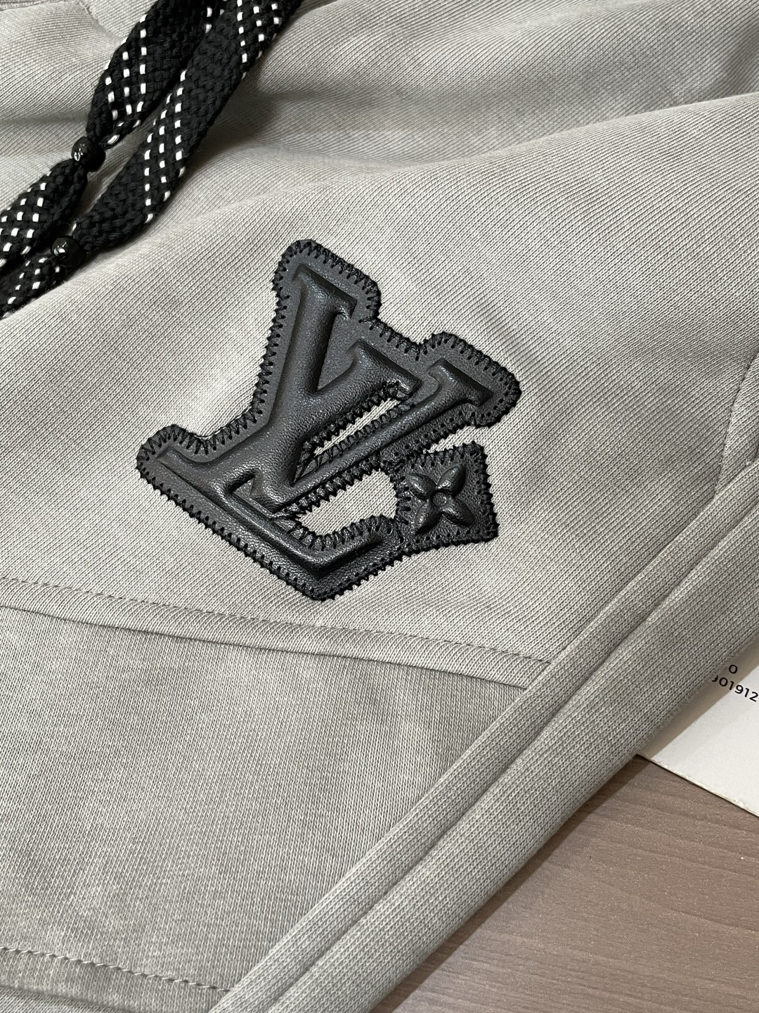 Lv  2026最新系列男士休闲裤！采用客供弹力柔棉材质，柔软细腻，手感绝佳！品牌格调一览无余！极简主义