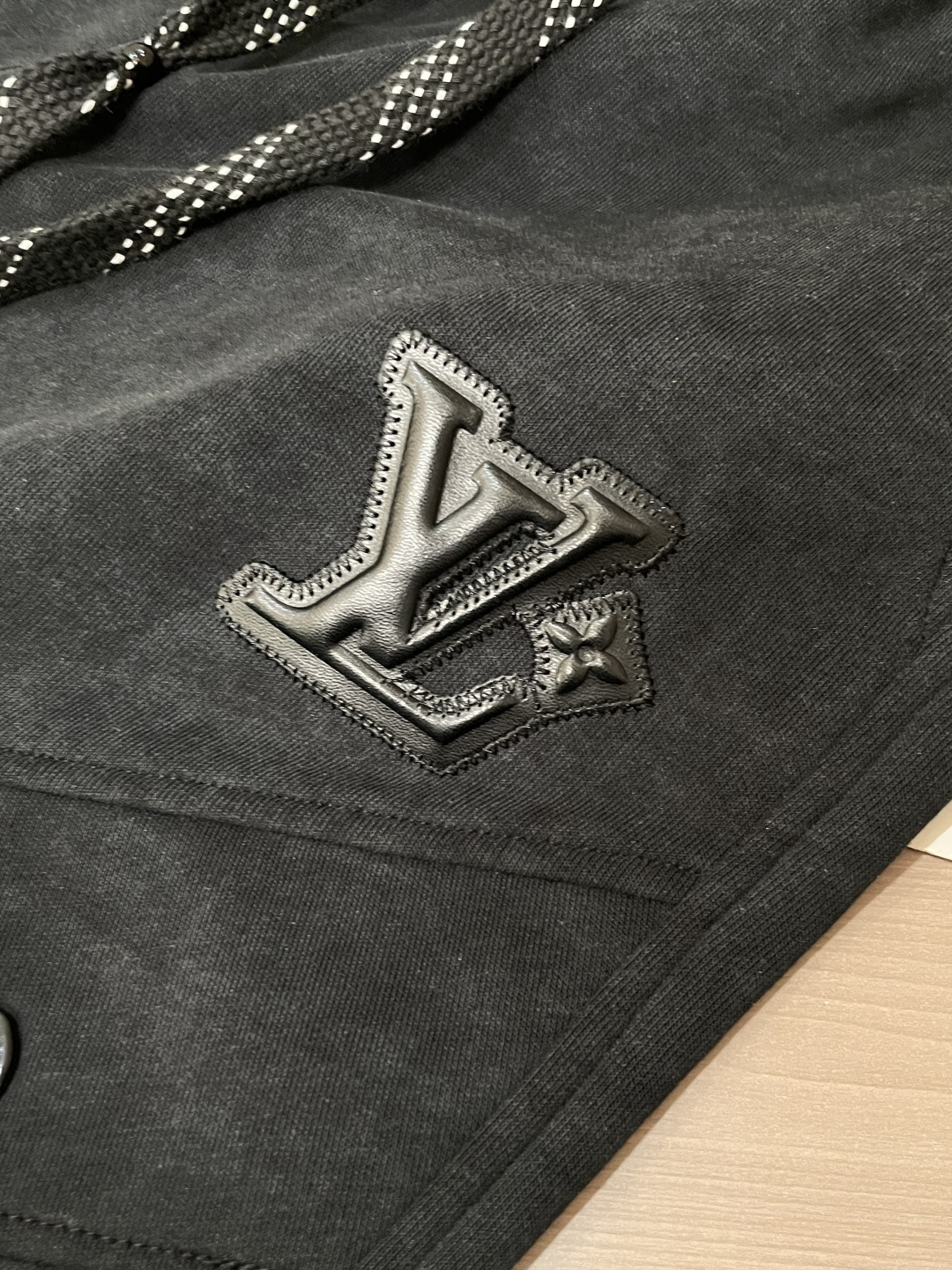 Lv  2026最新系列男士休闲裤！采用客供弹力柔棉材质，柔软细腻，手感绝佳！品牌格调一览无余！极简主义