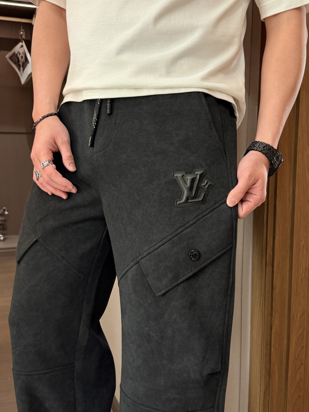 Lv  2026最新系列男士休闲裤！采用客供弹力柔棉材质，柔软细腻，手感绝佳！品牌格调一览无余！极简主义
