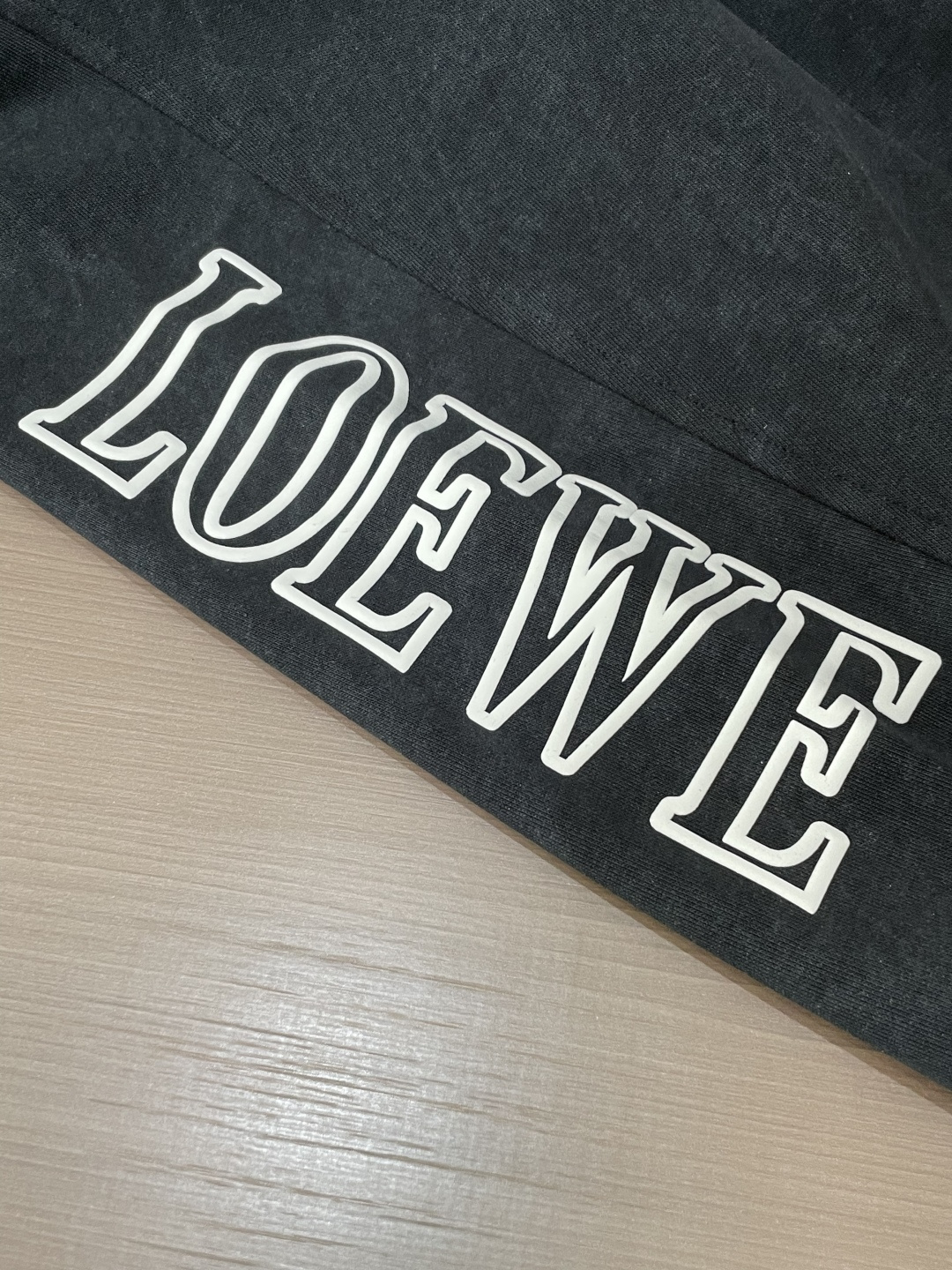 Loewe 2026最新系列男士休闲裤！采用客供弹力柔棉材质，柔软细腻，手感绝佳！品牌格调一览无余！极简