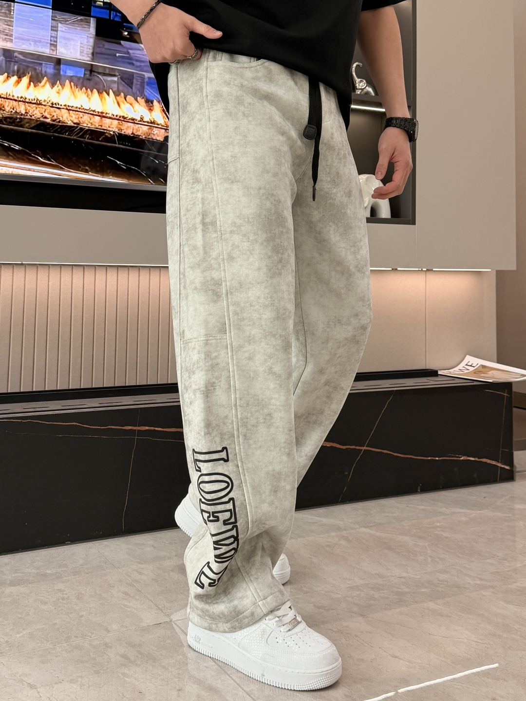 Loewe 2026最新系列男士休闲裤！采用客供弹力柔棉材质，柔软细腻，手感绝佳！品牌格调一览无余！极简