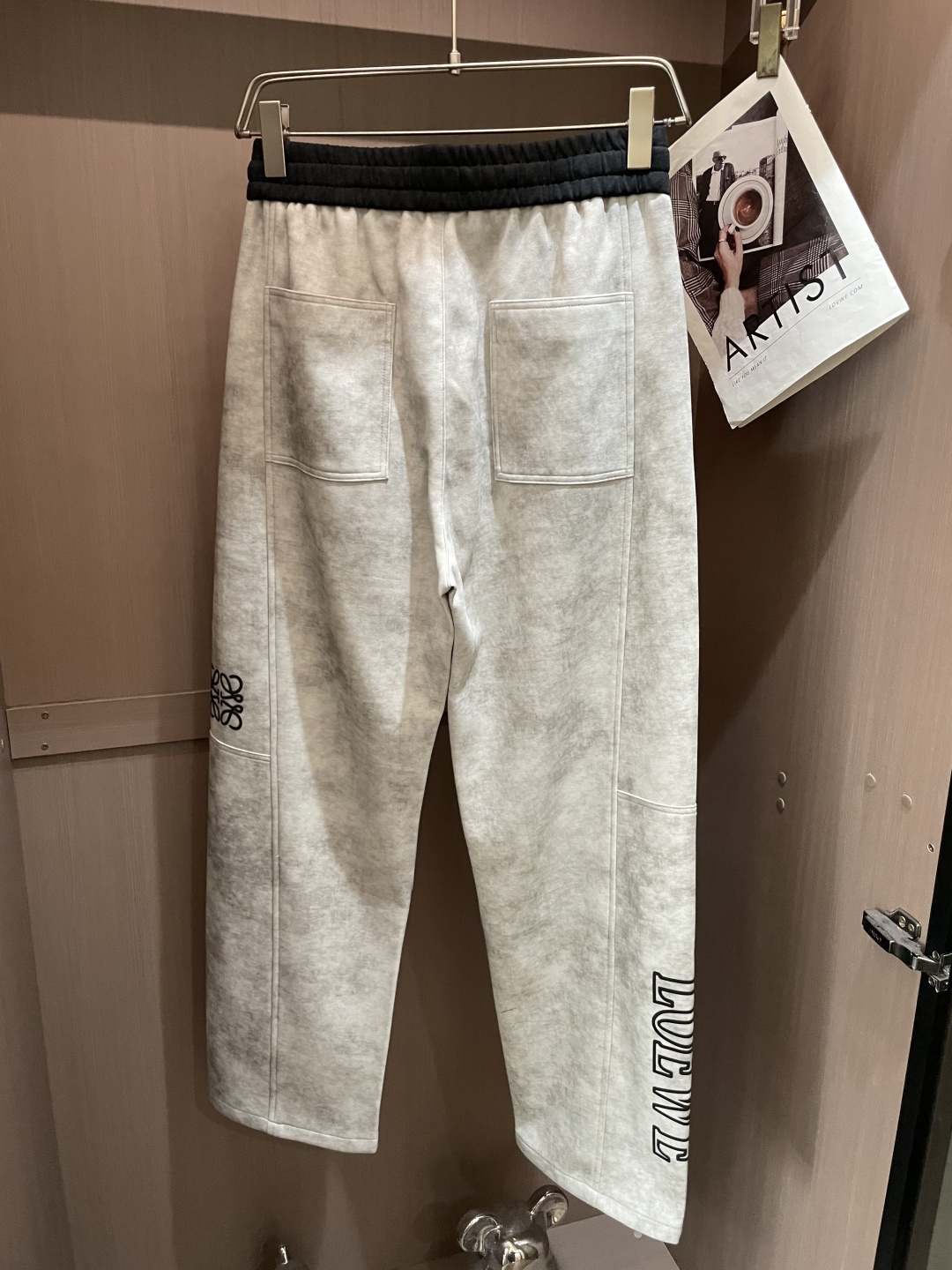 Loewe 2026最新系列男士休闲裤！采用客供弹力柔棉材质，柔软细腻，手感绝佳！品牌格调一览无余！极简