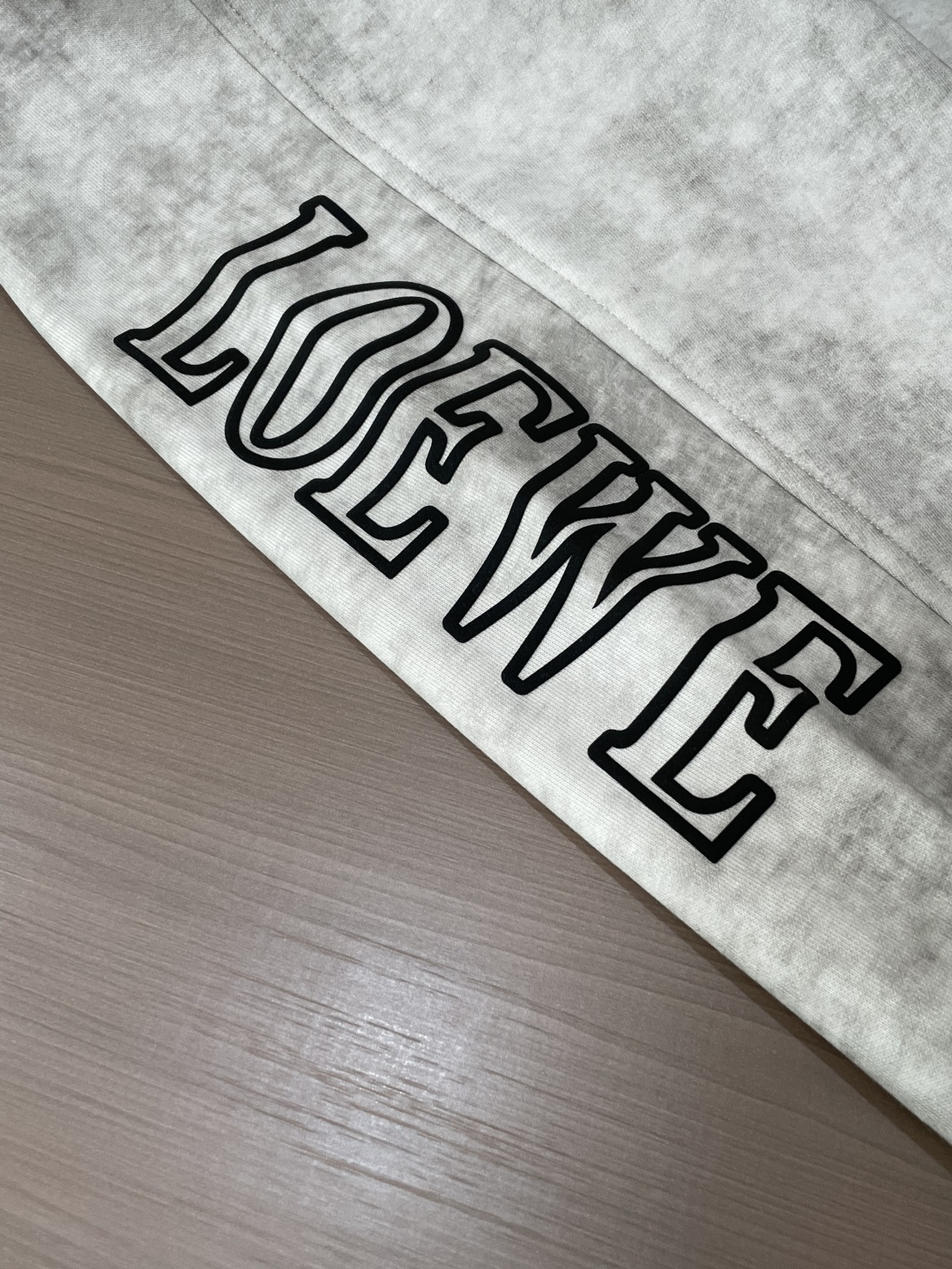 Loewe 2026最新系列男士休闲裤！采用客供弹力柔棉材质，柔软细腻，手感绝佳！品牌格调一览无余！极简