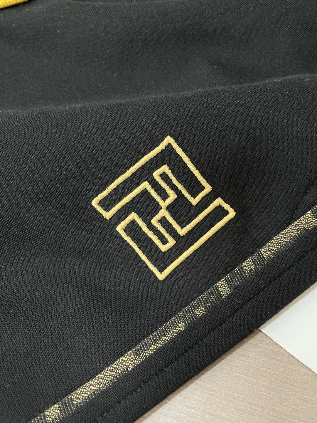 FD 2026最新系列男士休闲裤！采用客供弹力柔棉材质，柔软细腻，手感绝佳！品牌格调一览无余！极简主义设