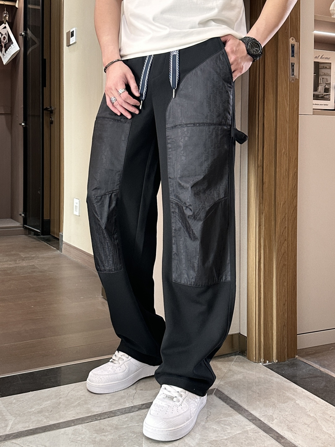 Dior 2026最新系列男士休闲裤！采用客供弹力柔棉材质，柔软细腻，手感绝佳！品牌格调一览无余！极简主