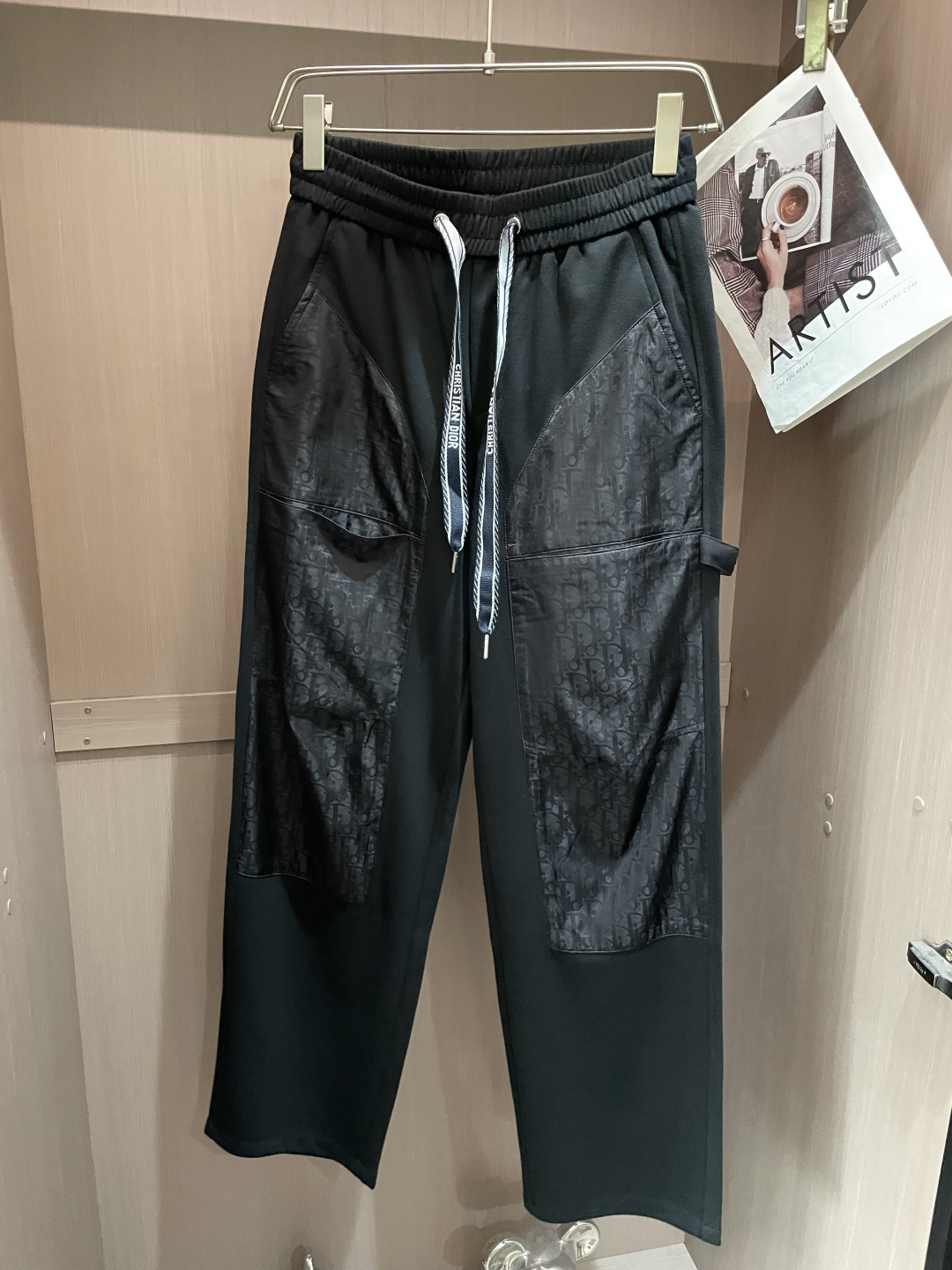 Dior 2026最新系列男士休闲裤！采用客供弹力柔棉材质，柔软细腻，手感绝佳！品牌格调一览无余！极简主