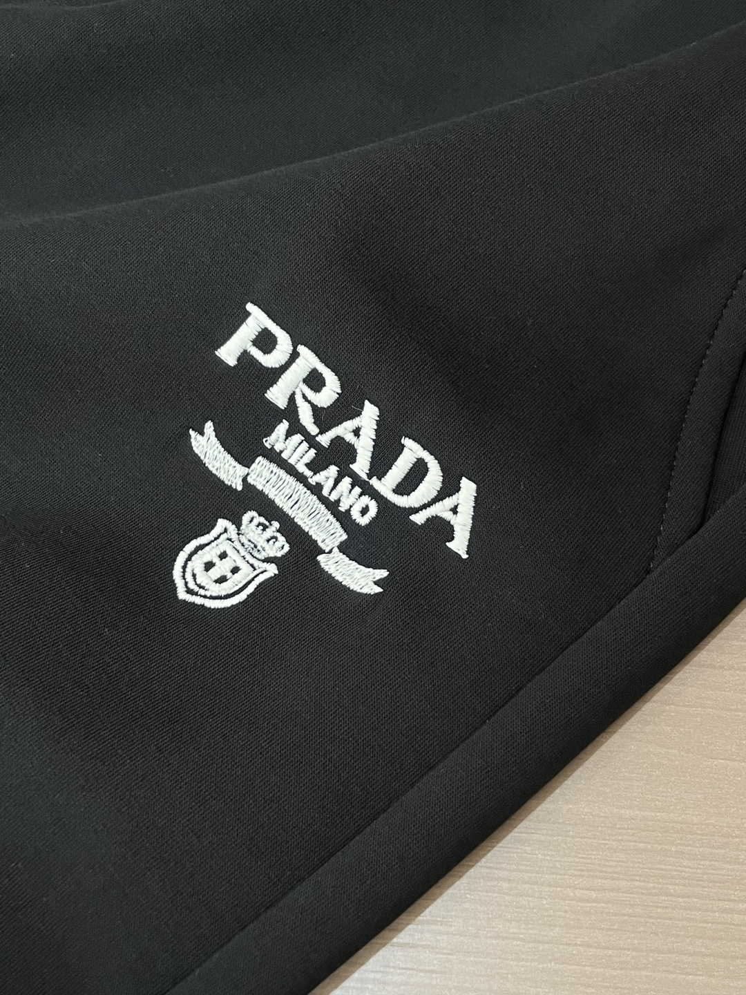 Prad 2026最新系列男士休闲裤！采用客供弹力柔棉材质，柔软细腻，手感绝佳！品牌格调一览无余！极简主