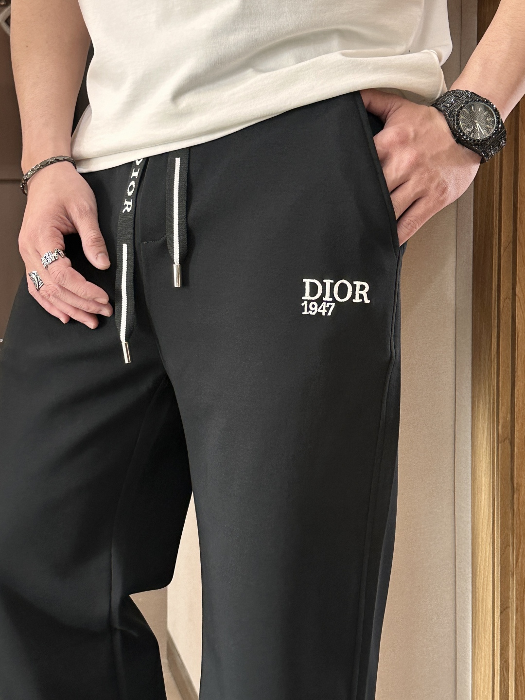Dior 2026最新系列男士休闲裤！采用客供弹力柔棉材质，柔软细腻，手感绝佳！品牌格调一览无余！极简主