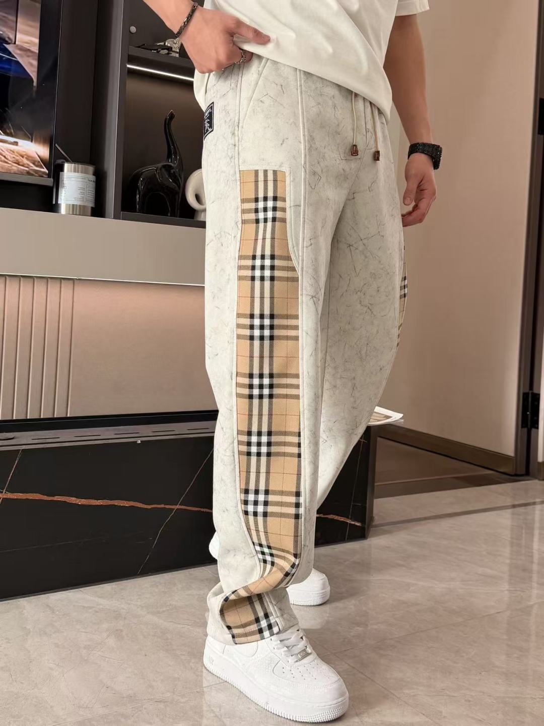 BUR 2026最新系列男士休闲裤！采用客供弹力柔棉材质，柔软细腻，手感绝佳！品牌格调一览无余！极简主义