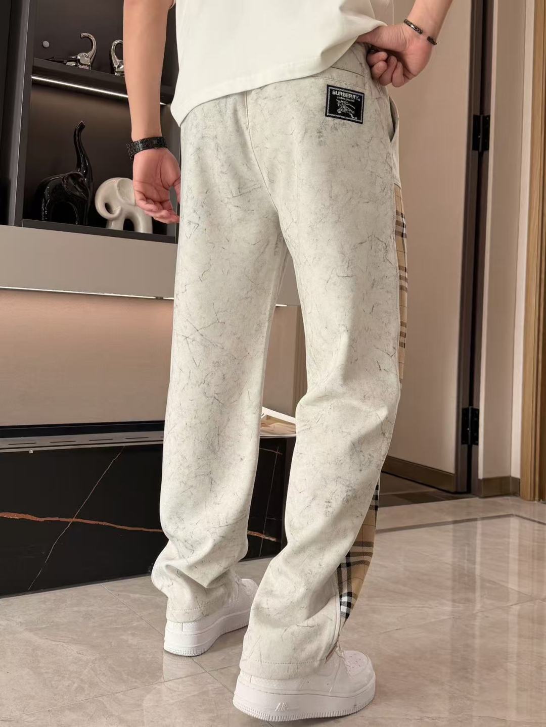 BUR 2026最新系列男士休闲裤！采用客供弹力柔棉材质，柔软细腻，手感绝佳！品牌格调一览无余！极简主义