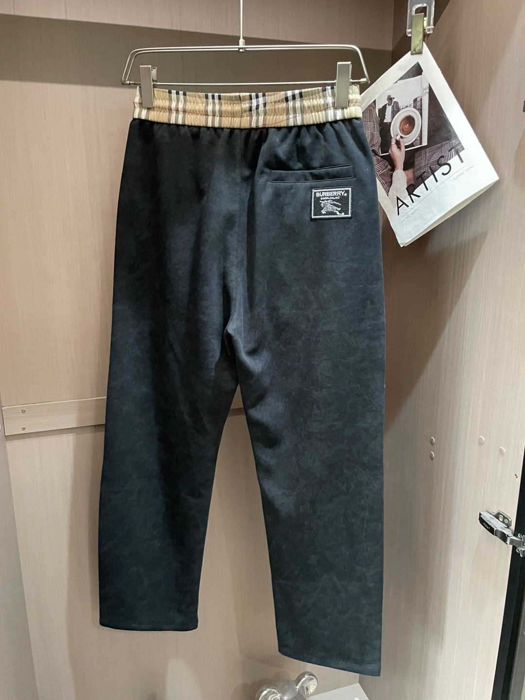 BUR 2026最新系列男士休闲裤！采用客供弹力柔棉材质，柔软细腻，手感绝佳！品牌格调一览无余！极简主义