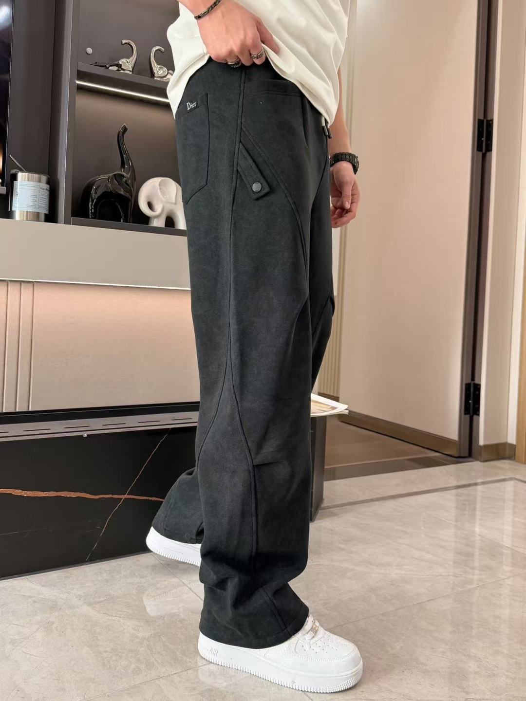 Dior 2026最新系列男士休闲裤！采用客供弹力柔棉材质，柔软细腻，手感绝佳！品牌格调一览无余！极简主