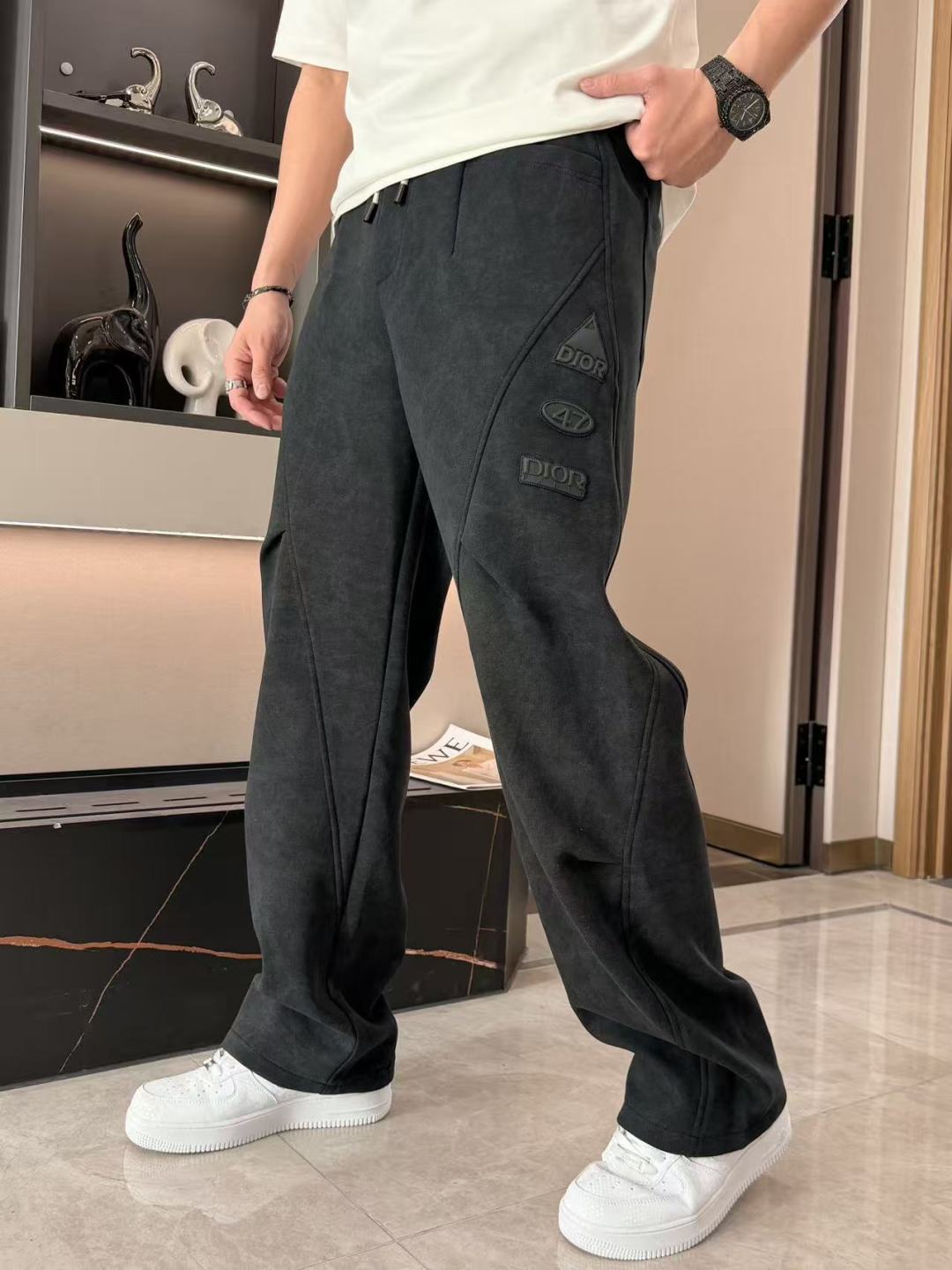 Dior 2026最新系列男士休闲裤！采用客供弹力柔棉材质，柔软细腻，手感绝佳！品牌格调一览无余！极简主