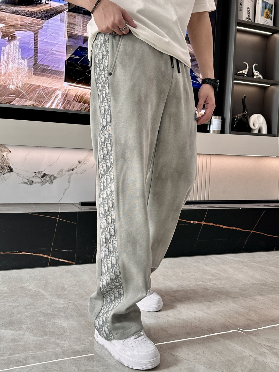 Dior 2026最新系列男士休闲裤！采用客供弹力柔棉材质，柔软细腻，手感绝佳！品牌格调一览无余！极简主