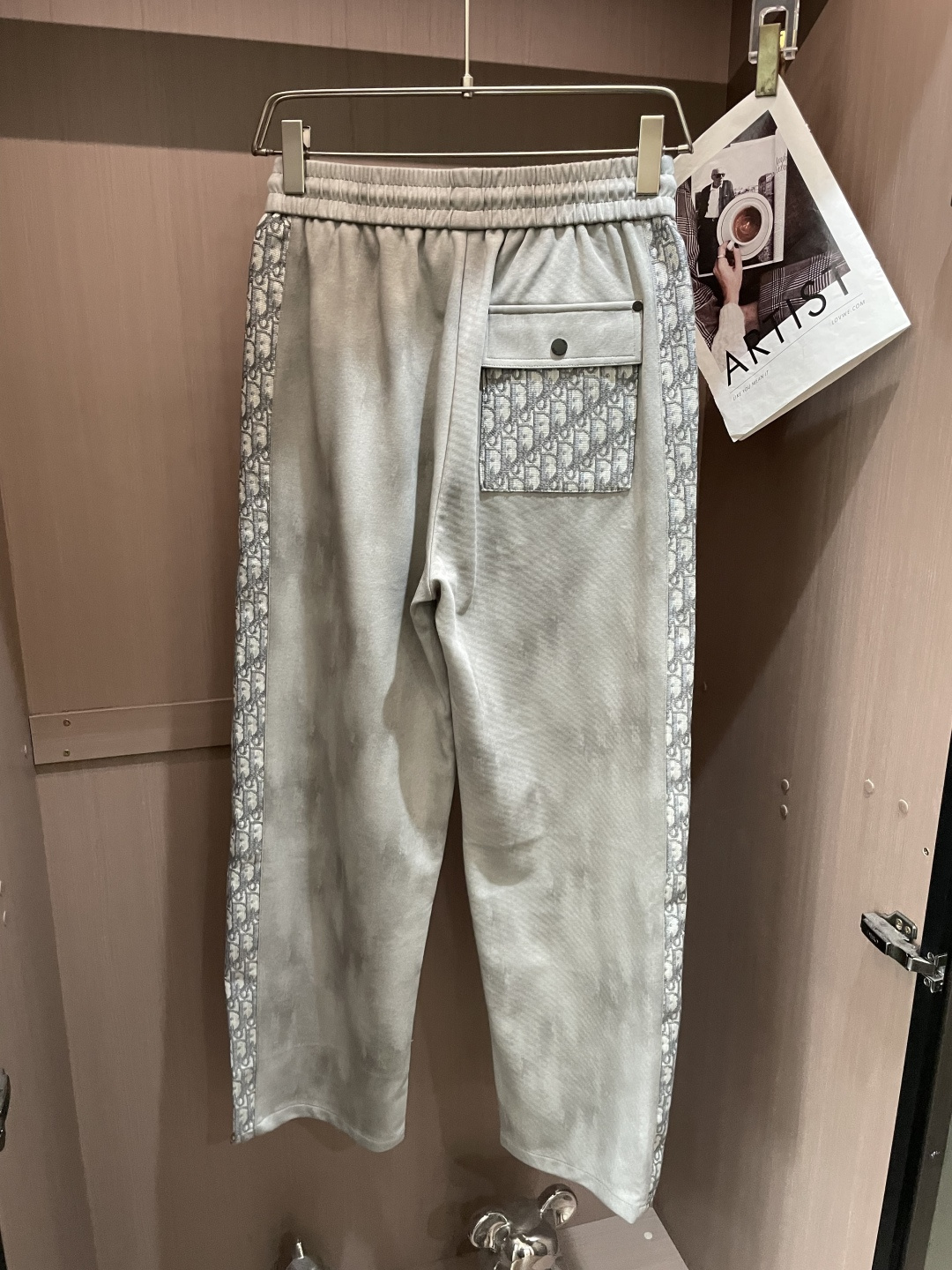 Dior 2026最新系列男士休闲裤！采用客供弹力柔棉材质，柔软细腻，手感绝佳！品牌格调一览无余！极简主