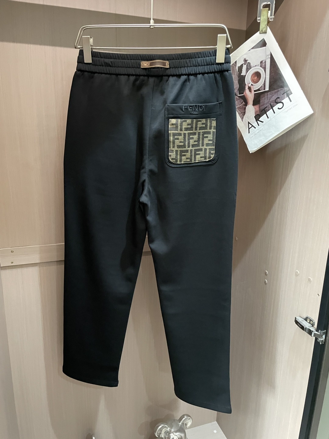 FD 2026最新系列男士休闲裤！采用客供弹力柔棉材质，柔软细腻，手感绝佳！品牌格调一览无余！极简主义设