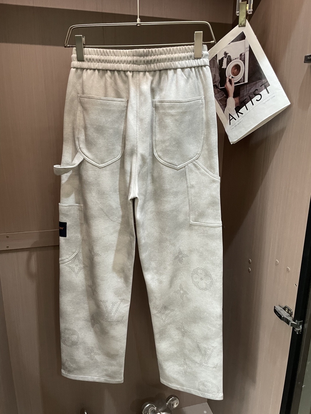 Lv  2026最新系列男士休闲裤！采用客供弹力柔棉材质，柔软细腻，手感绝佳！品牌格调一览无余！极简主义