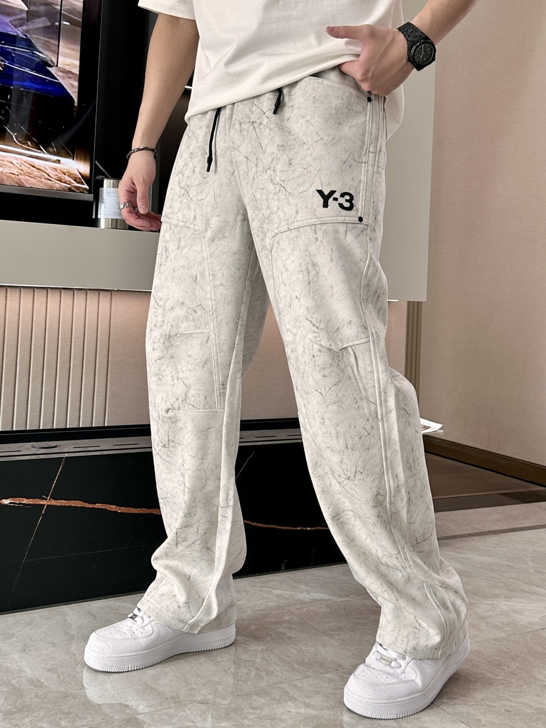 Y-3 2026最新系列男士休闲裤！采用客供弹力柔棉材质，柔软细腻，手感绝佳！品牌格调一览无余！极简主义