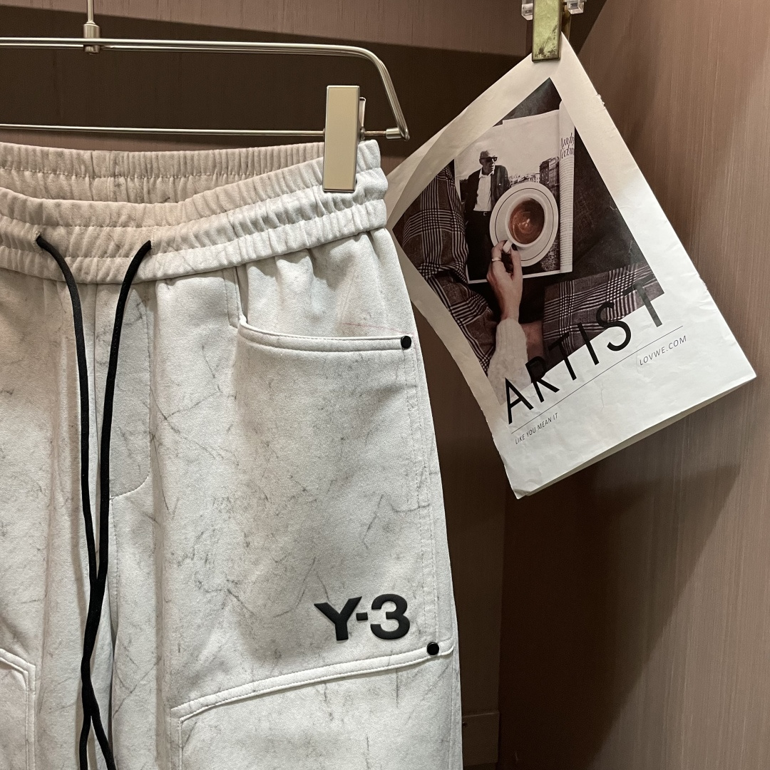 Y-3 2026最新系列男士休闲裤！采用客供弹力柔棉材质，柔软细腻，手感绝佳！品牌格调一览无余！极简主义
