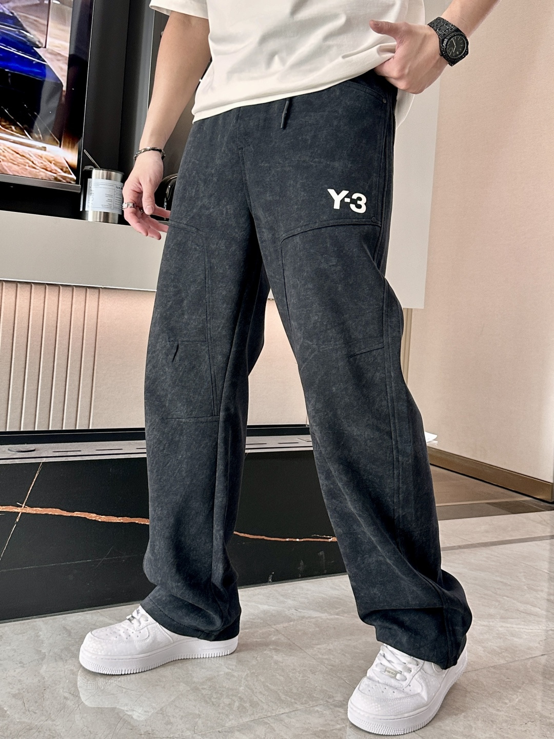 Y-3 2026最新系列男士休闲裤！采用客供弹力柔棉材质，柔软细腻，手感绝佳！品牌格调一览无余！极简主义