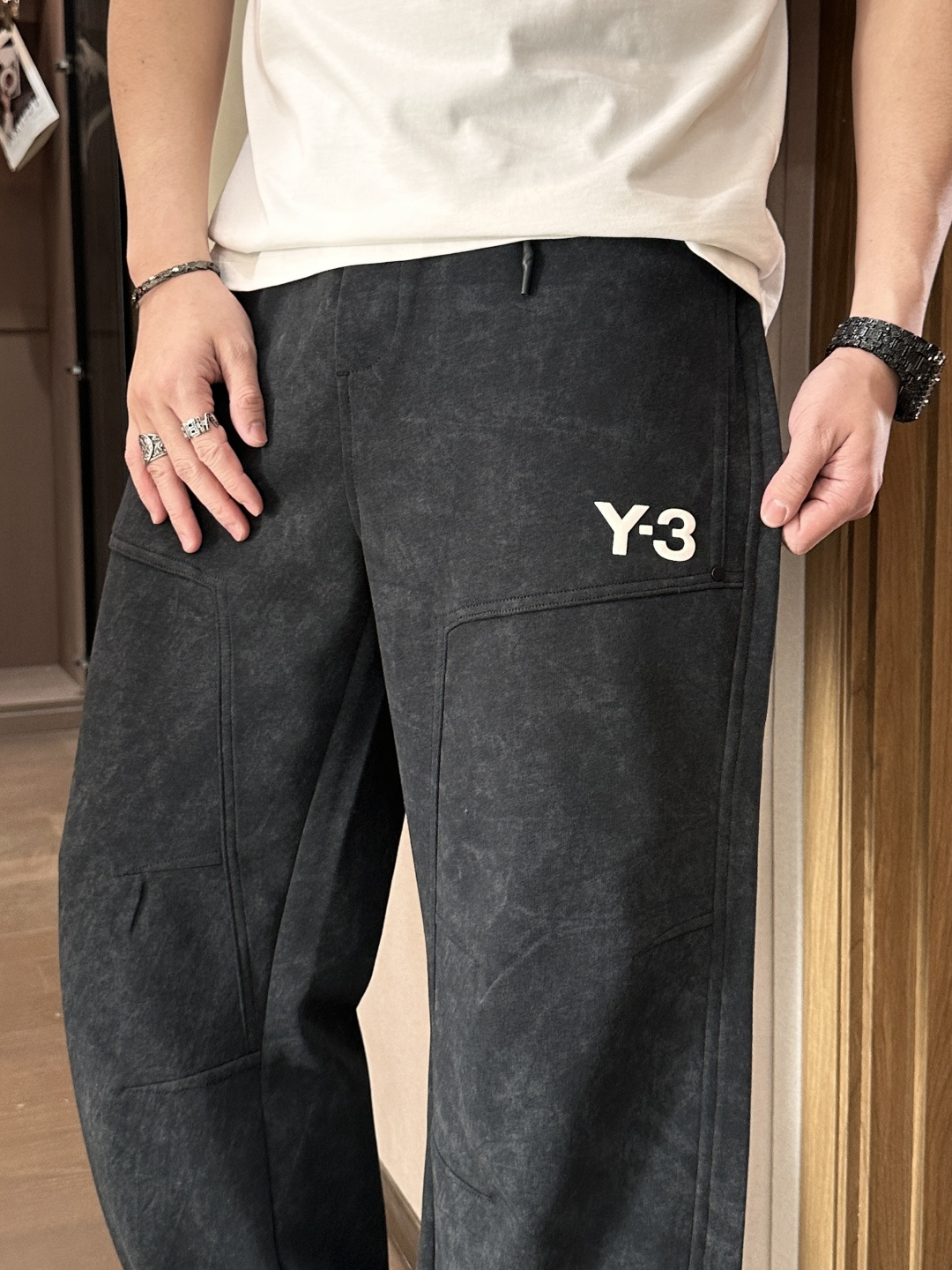 Y-3 2026最新系列男士休闲裤！采用客供弹力柔棉材质，柔软细腻，手感绝佳！品牌格调一览无余！极简主义