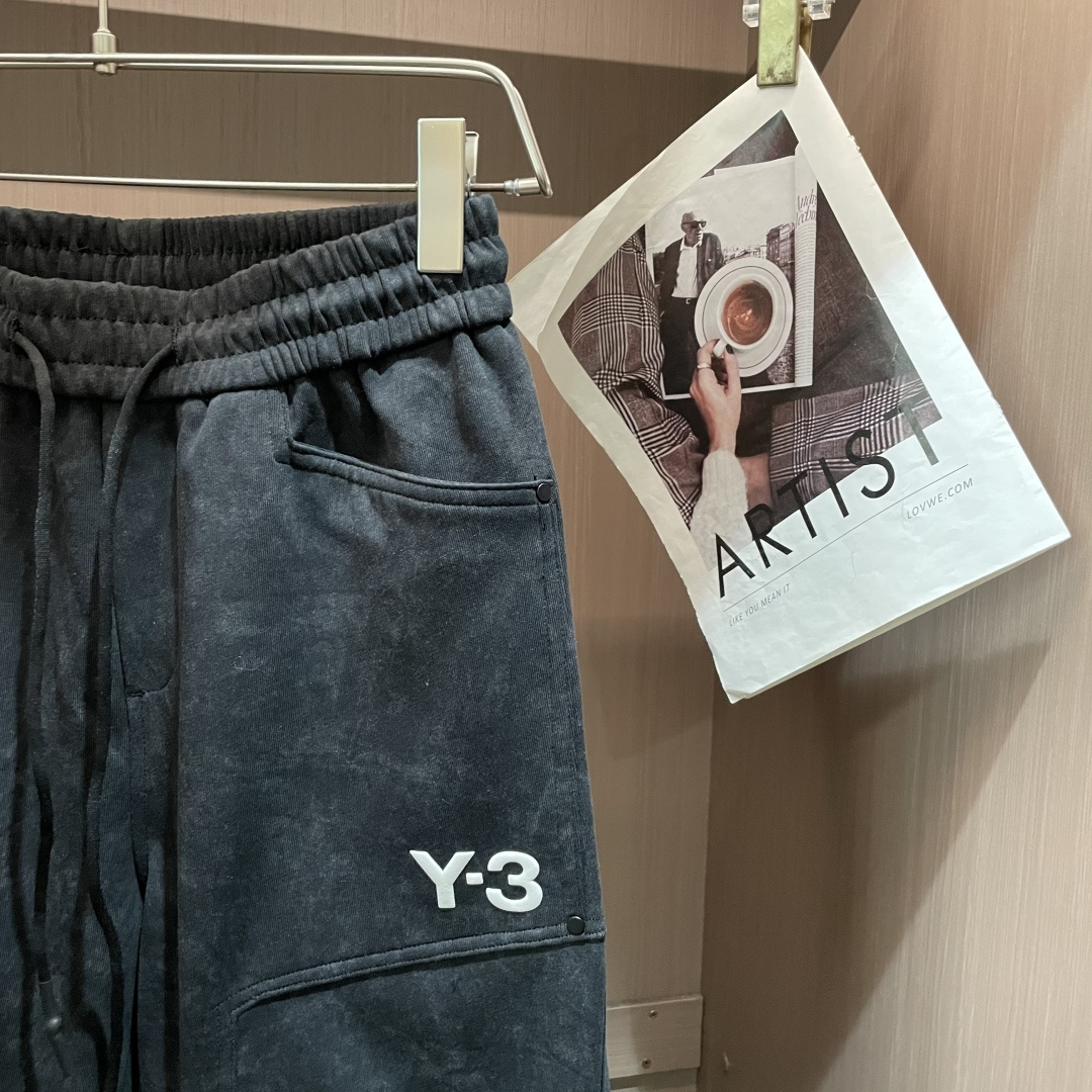 Y-3 2026最新系列男士休闲裤！采用客供弹力柔棉材质，柔软细腻，手感绝佳！品牌格调一览无余！极简主义