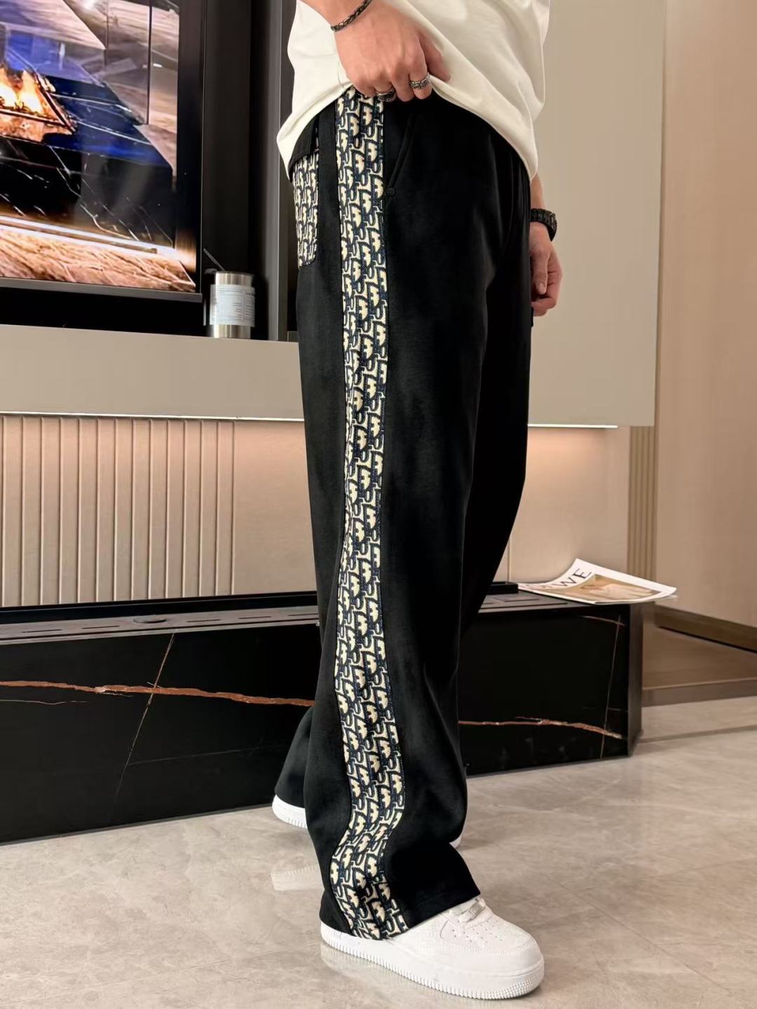 Dior 2026最新系列男士休闲裤！采用客供弹力柔棉材质，柔软细腻，手感绝佳！品牌格调一览无余！极简主