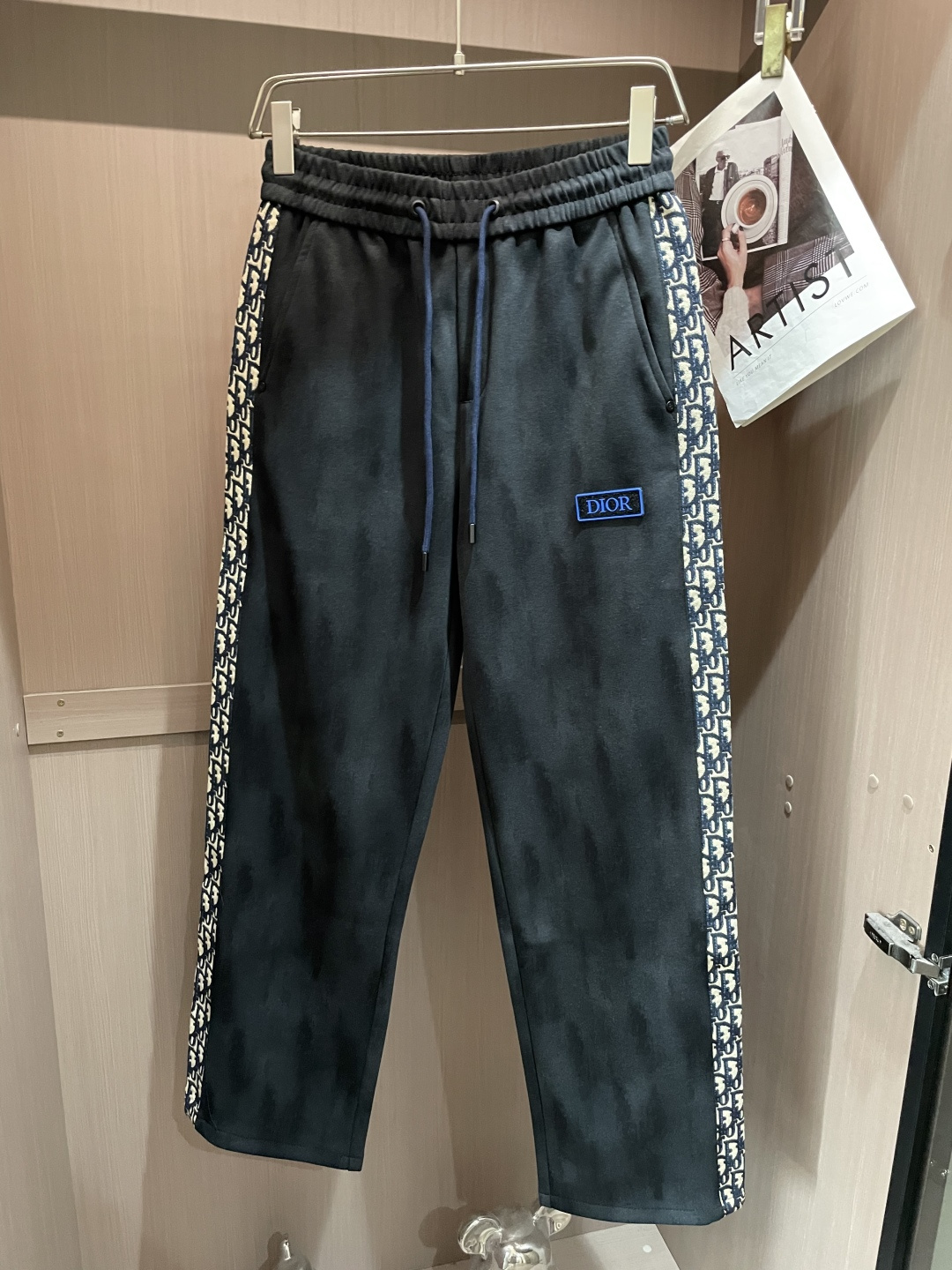 Dior 2026最新系列男士休闲裤！采用客供弹力柔棉材质，柔软细腻，手感绝佳！品牌格调一览无余！极简主