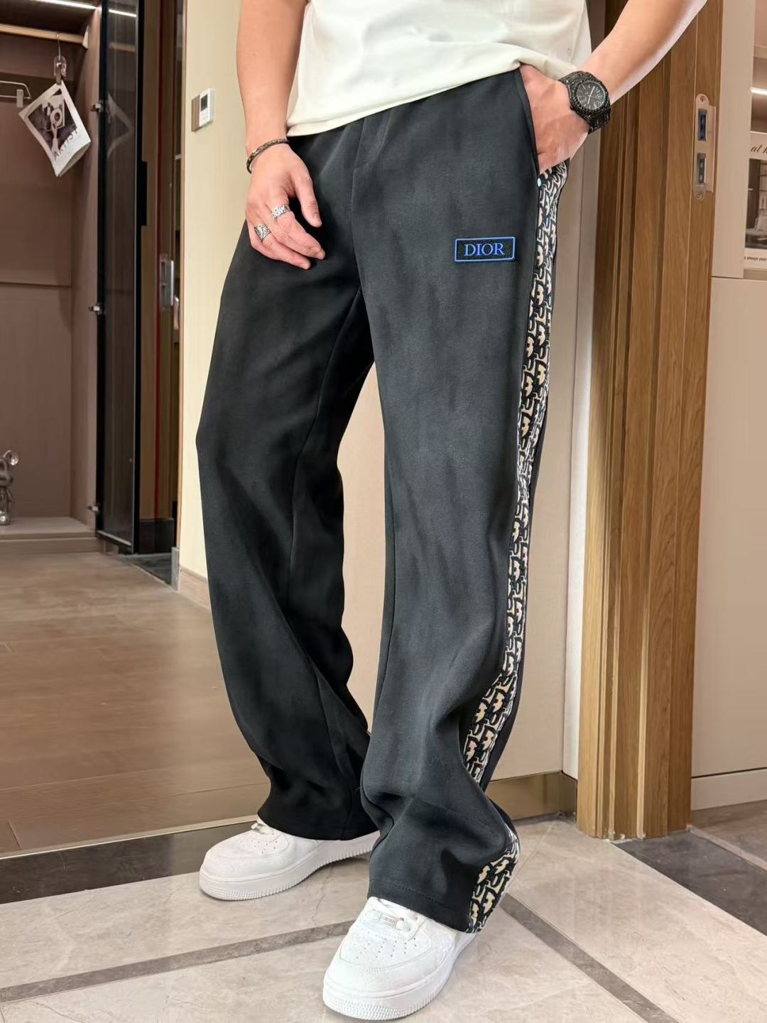 Dior 2026最新系列男士休闲裤！采用客供弹力柔棉材质，柔软细腻，手感绝佳！品牌格调一览无余！极简主