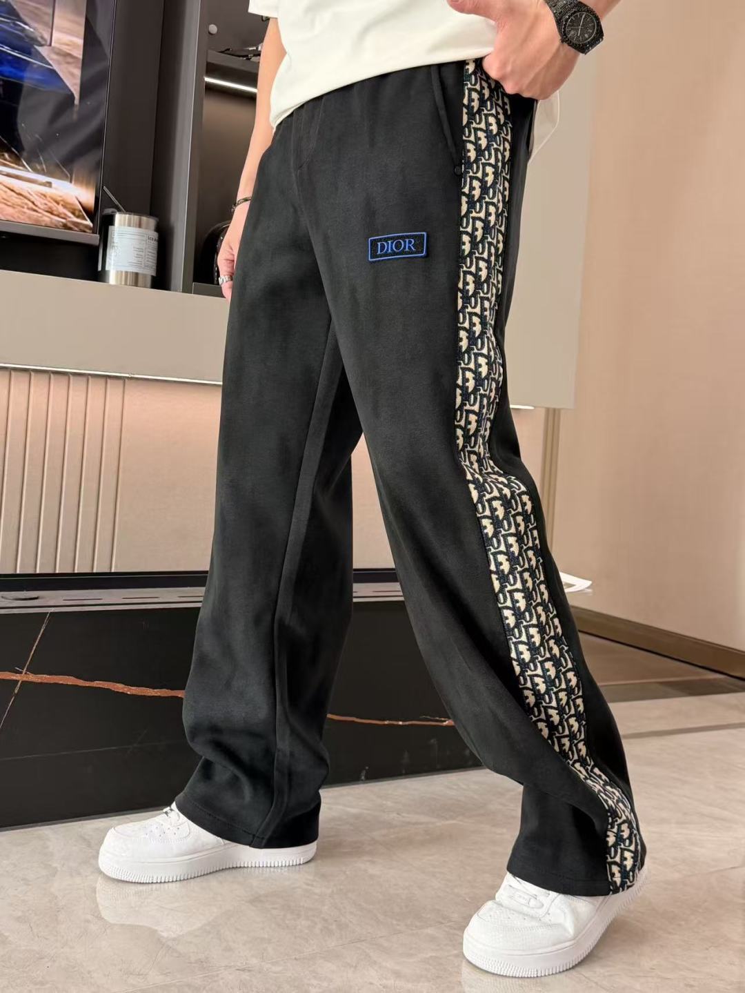 Dior 2026最新系列男士休闲裤！采用客供弹力柔棉材质，柔软细腻，手感绝佳！品牌格调一览无余！极简主