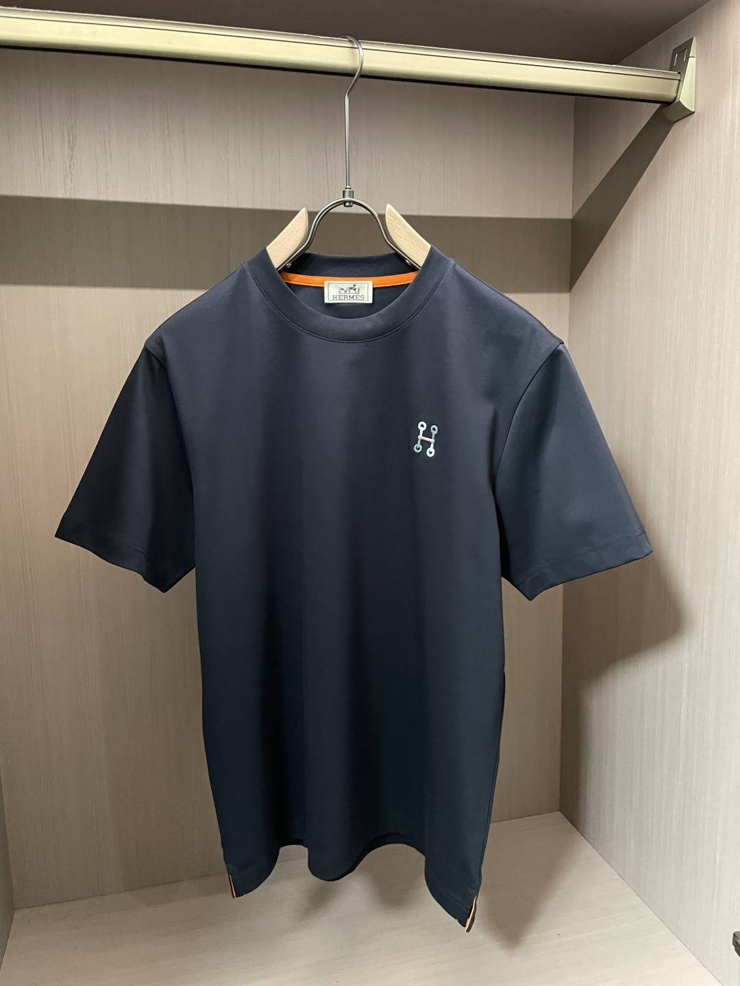 2026ss 夏季新款  男士圆领短袖T恤衫。独特新颖的H家标志 具有一定的艺术感和设计感。低调又彰显身