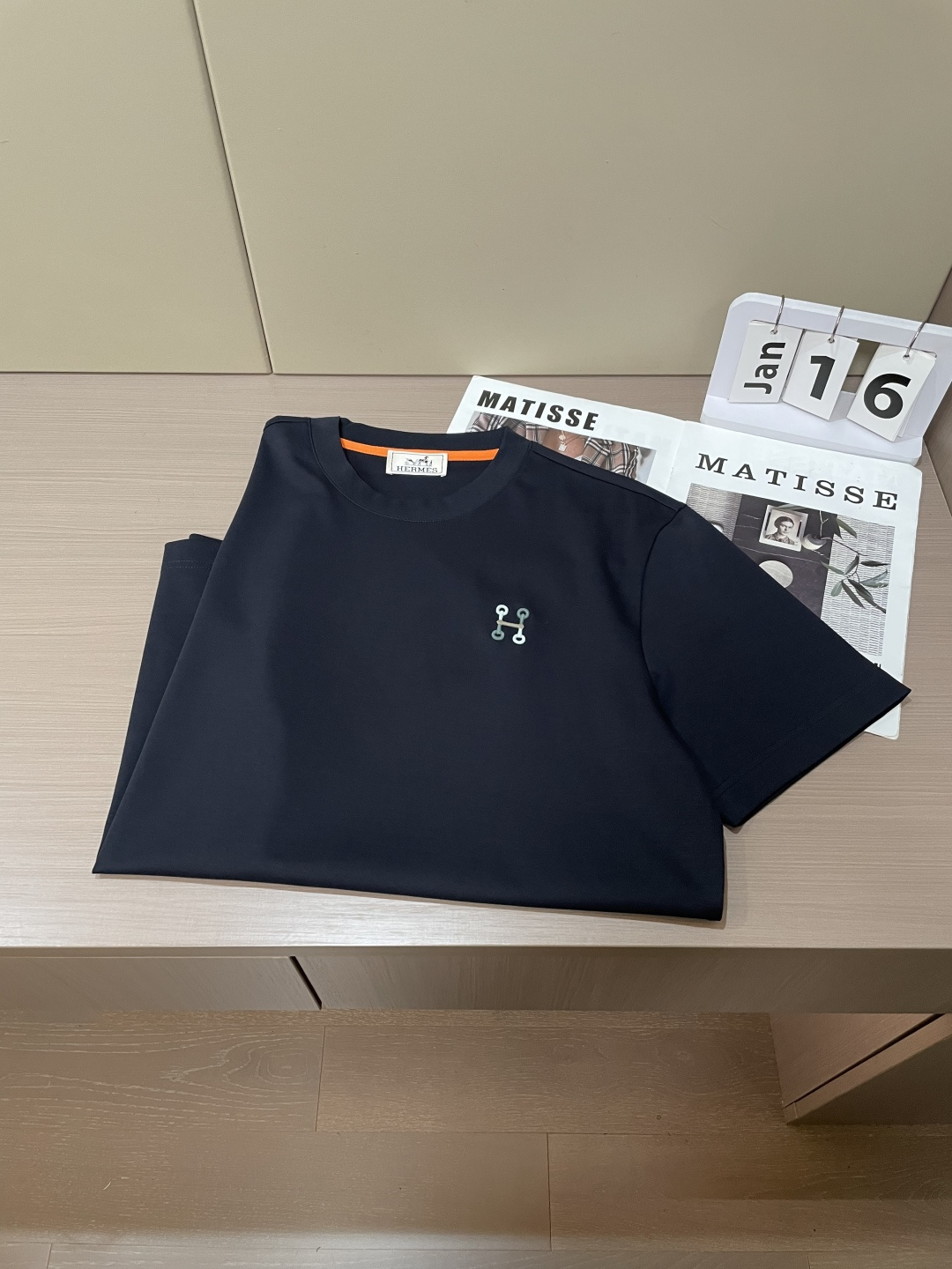 2026ss 夏季新款  男士圆领短袖T恤衫。独特新颖的H家标志 具有一定的艺术感和设计感。低调又彰显身