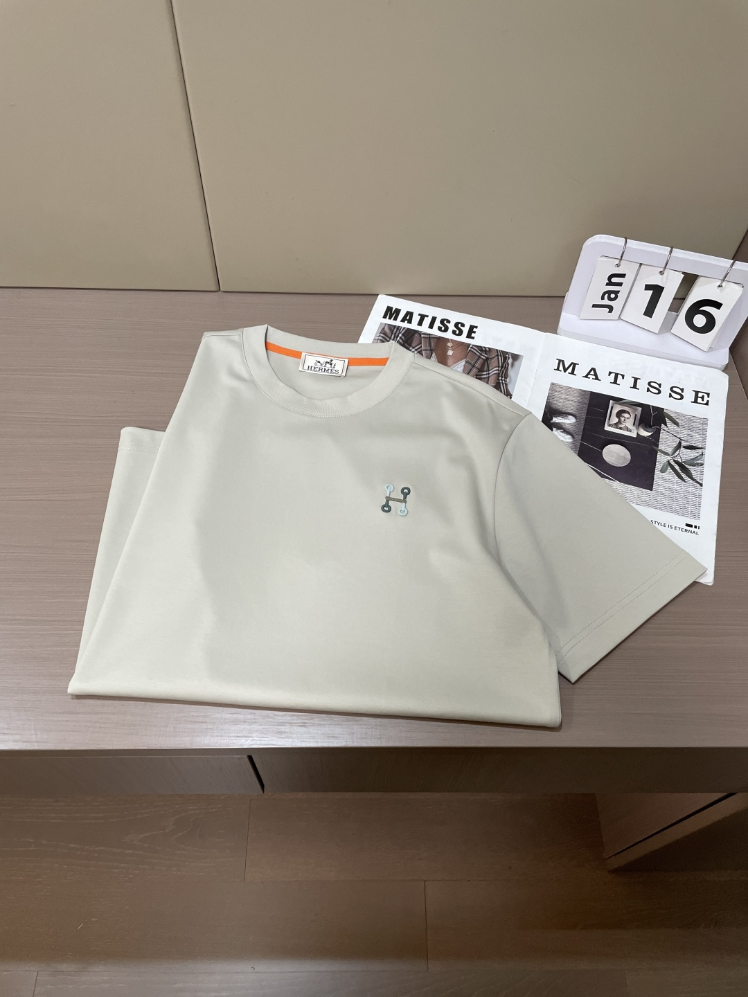 2026ss 夏季新款  男士圆领短袖T恤衫。独特新颖的H家标志 具有一定的艺术感和设计感。低调又彰显身