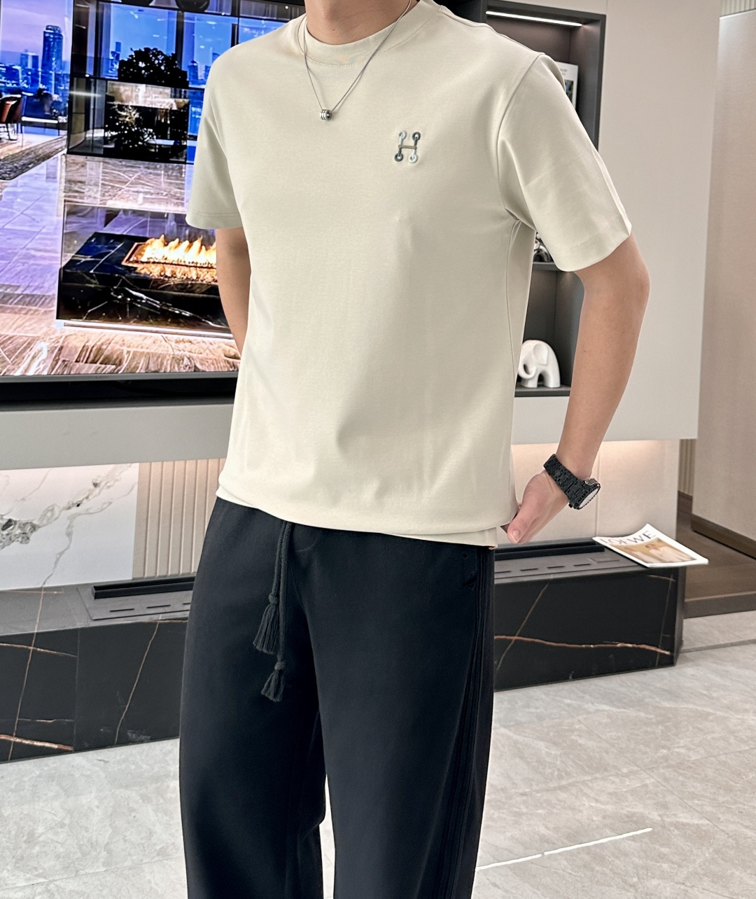 2026ss 夏季新款  男士圆领短袖T恤衫。独特新颖的H家标志 具有一定的艺术感和设计感。低调又彰显身