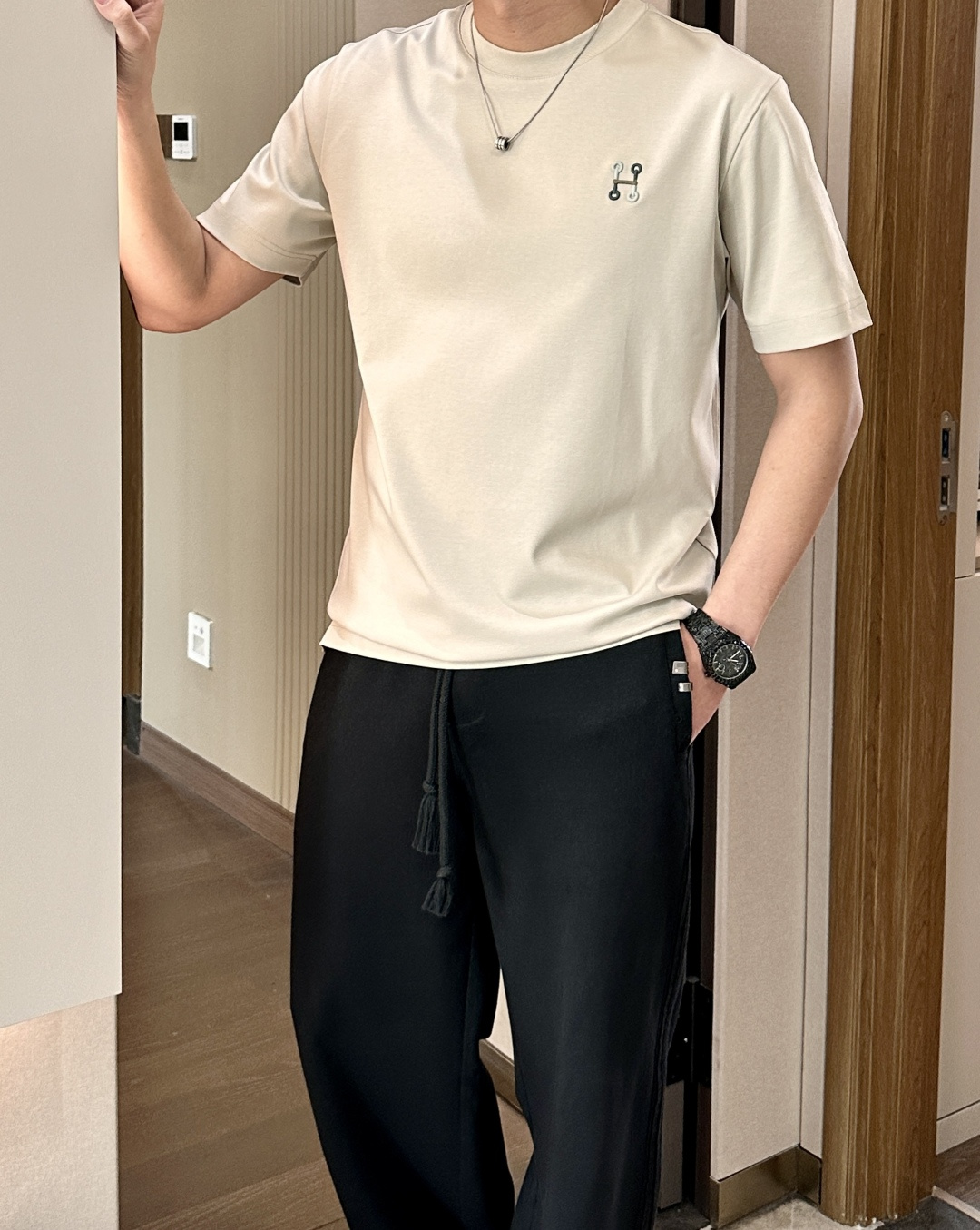 2026ss 夏季新款  男士圆领短袖T恤衫。独特新颖的H家标志 具有一定的艺术感和设计感。低调又彰显身