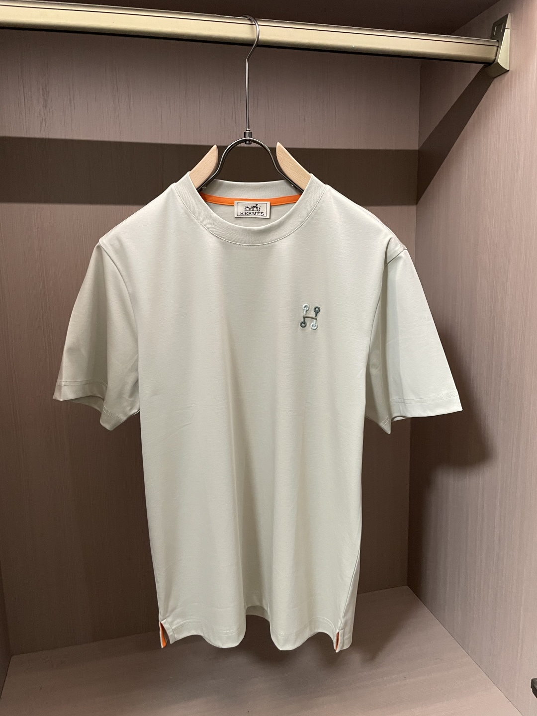 2026ss 夏季新款  男士圆领短袖T恤衫。独特新颖的H家标志 具有一定的艺术感和设计感。低调又彰显身