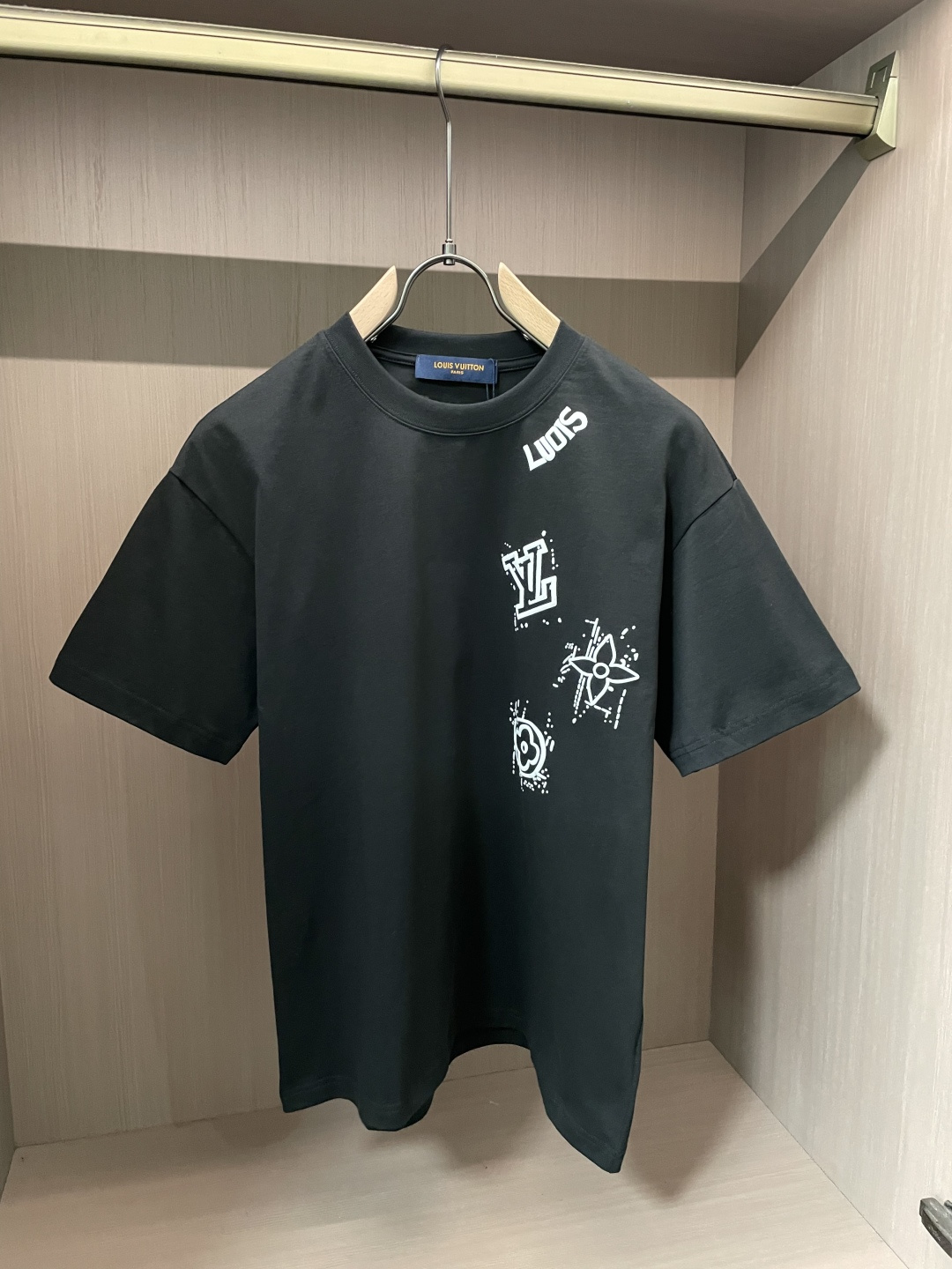 L v 官网同款 官网同款 官网同款⚠️重磅推荐！2026ss夏装新品 专柜在售 最新系列图案logo短