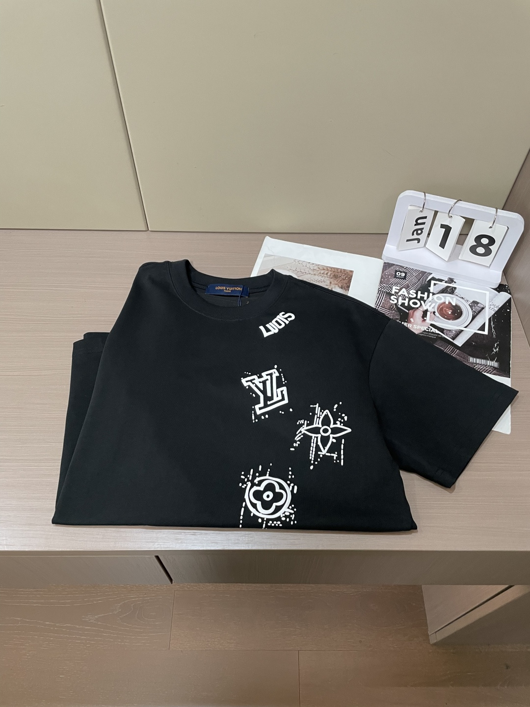 L v 官网同款 官网同款 官网同款⚠️重磅推荐！2026ss夏装新品 专柜在售 最新系列图案logo短