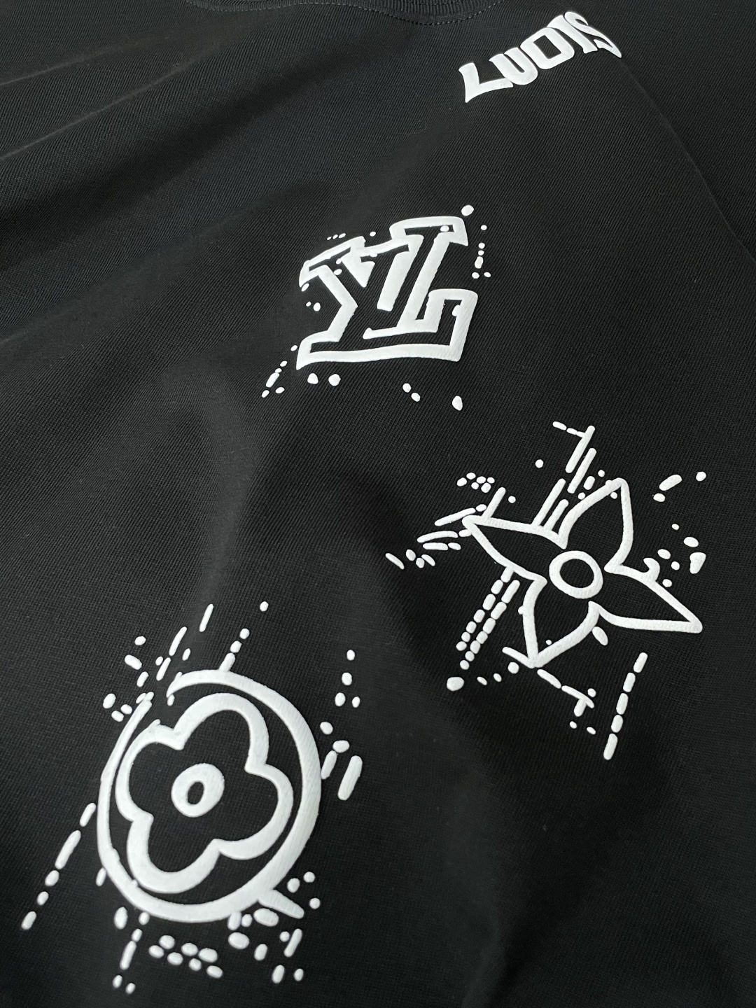 L v 官网同款 官网同款 官网同款⚠️重磅推荐！2026ss夏装新品 专柜在售 最新系列图案logo短